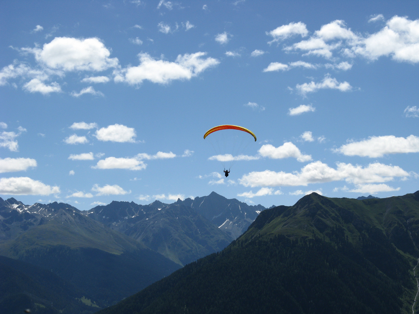 Gleitschirmflieger / Paraglider über den Gipfeln.....