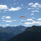 Gleitschirmflieger / Paraglider über den Gipfeln.....