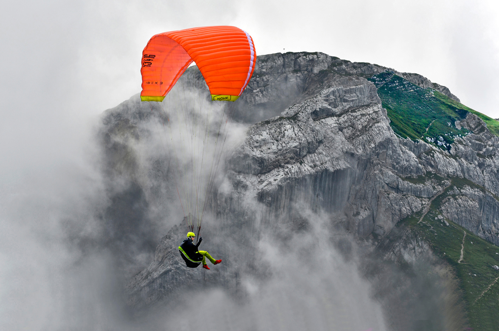 Gleitschirmflieger über dem Pilatus - Hausberg von Luzern CH