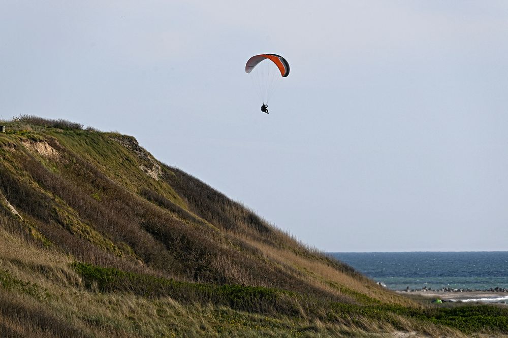 Gleitschirmflieger über den Bovbjerg-Klippen (Midtjylland, DK)