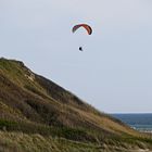 Gleitschirmflieger über den Bovbjerg-Klippen (Midtjylland, DK)