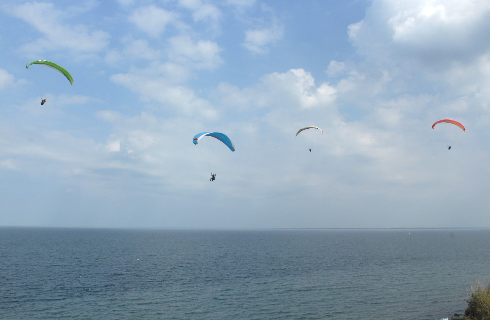 Gleitschirmflieger über der Ostsee