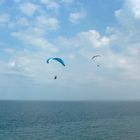 Gleitschirmflieger über der Ostsee