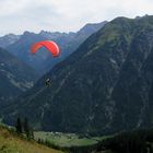 Gleitschirmflieger überm Lechtal