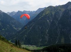 Gleitschirmflieger überm Lechtal