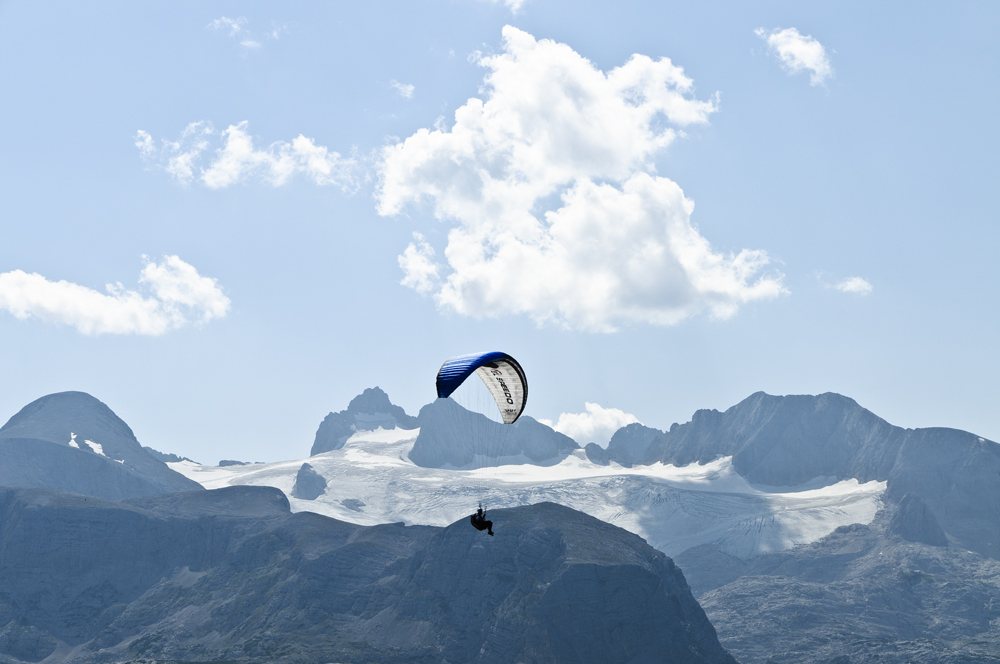 Gleitschirmflieger vor dem Hallstätter Gletscher