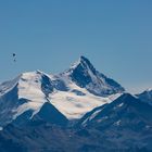 Gleitschirmflieger vor dem Weisshorn (4506 m.ü.M.)