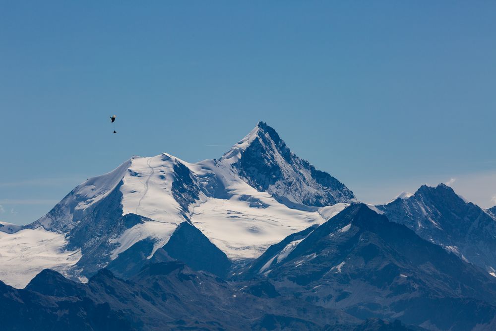 Gleitschirmflieger vor dem Weisshorn (4506 m.ü.M.)