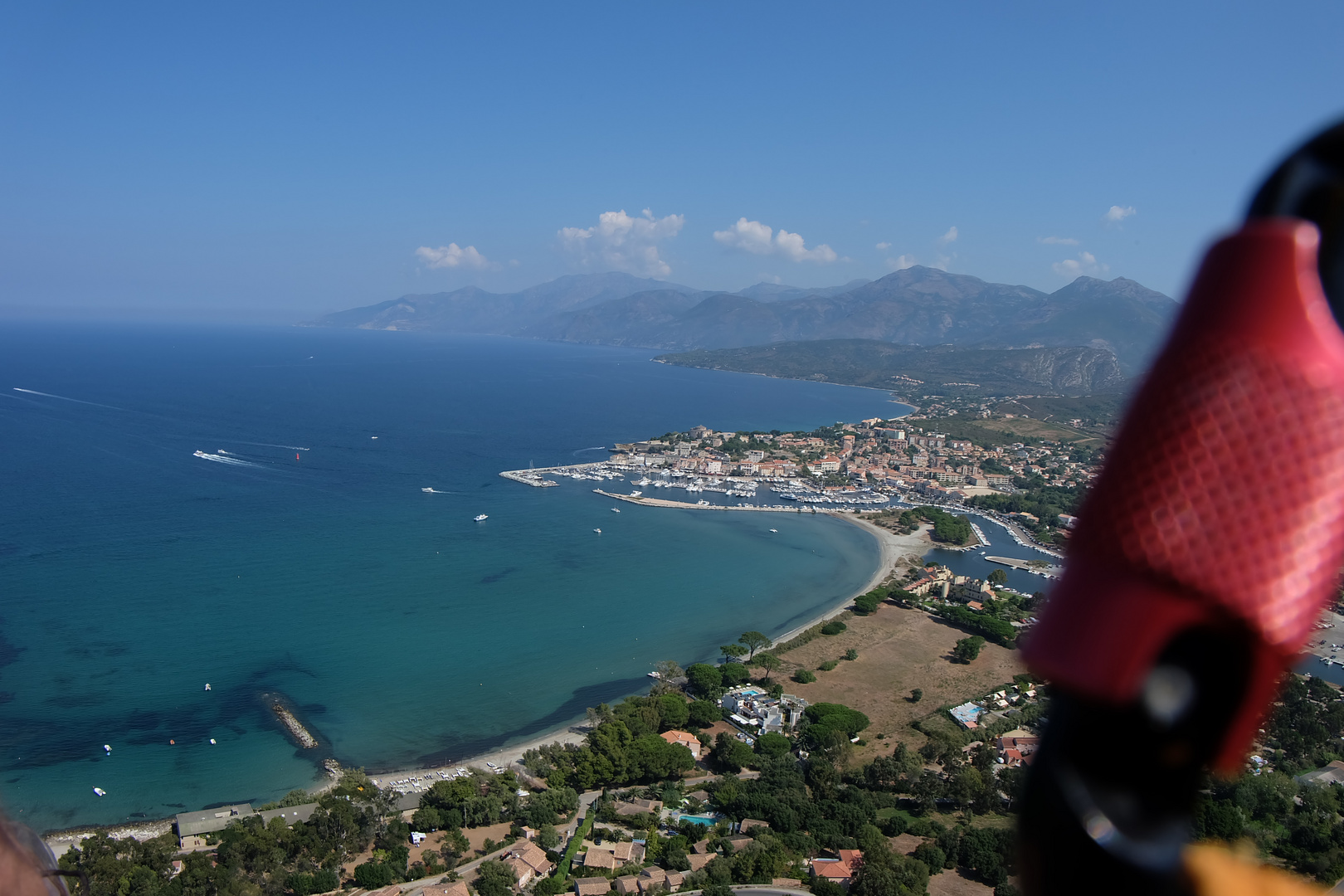 Gleitschirmflug über der Bucht St.Florent