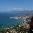 Gleitschirmflug über der Bucht St.Florent