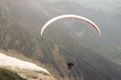 Gleitschirmspringer am Mont Blanc