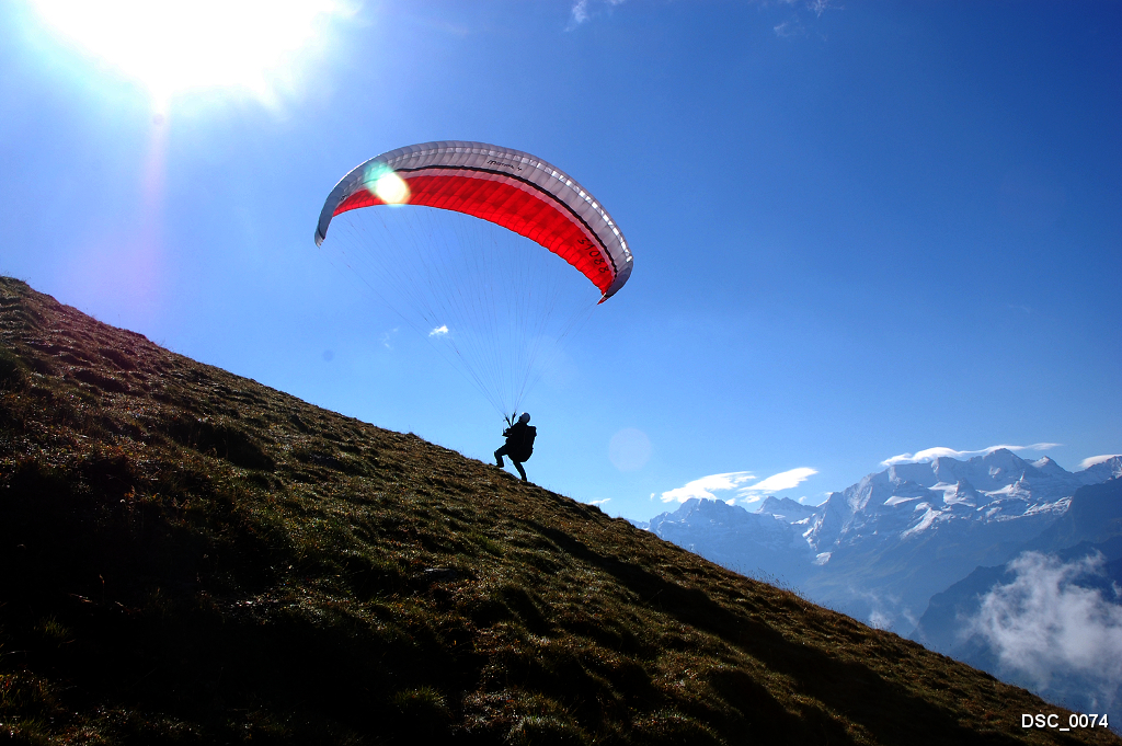 Gleitschirmstart auf dem Niesen