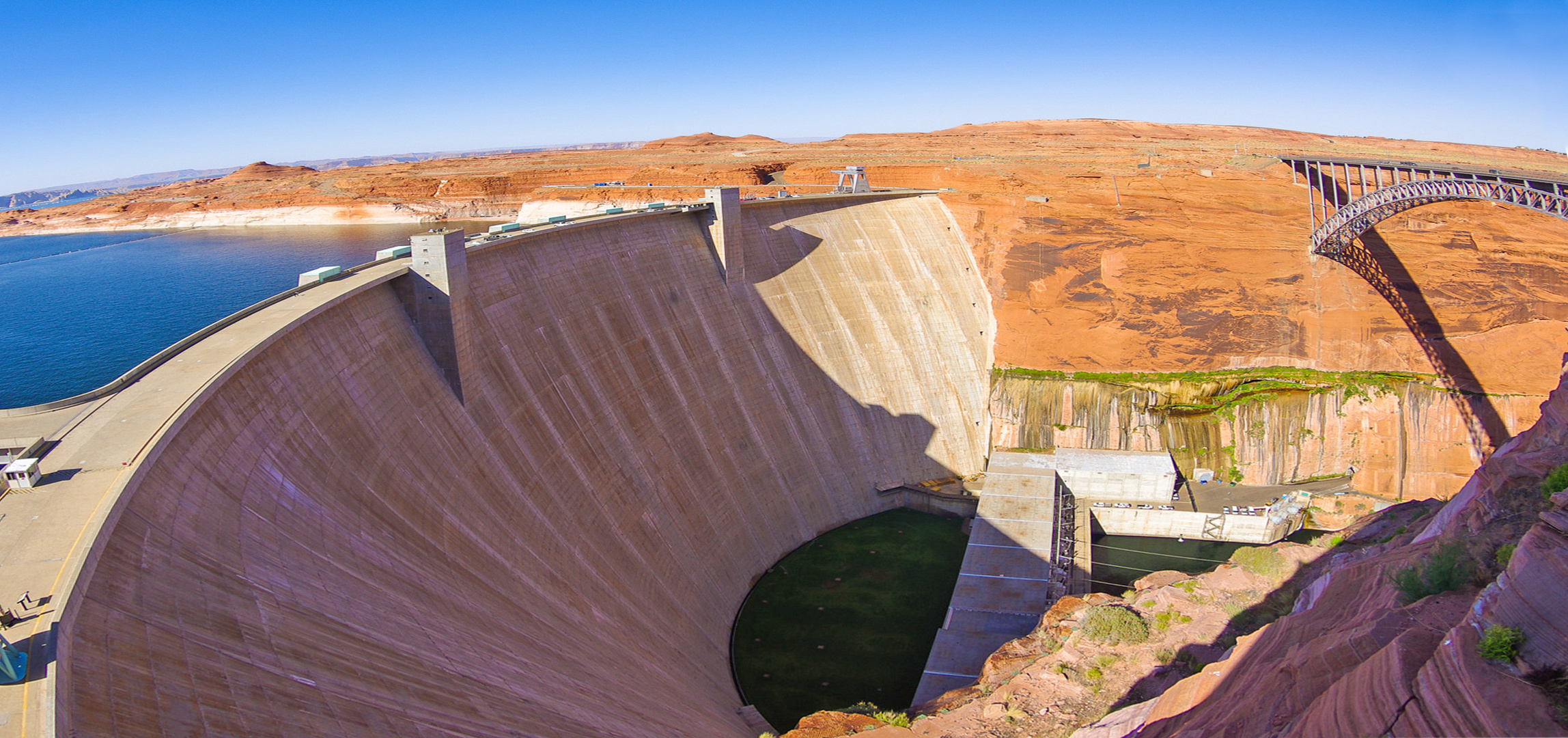 Glen Canyon Dam mit der Brücke über den Colorado