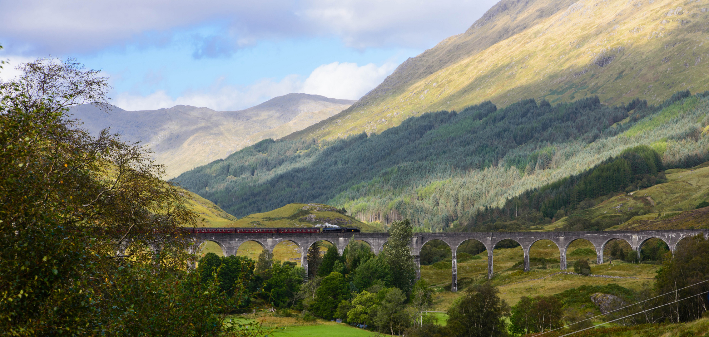 [ Glenfinnan Viaduct & Jakobite Steam Train ]