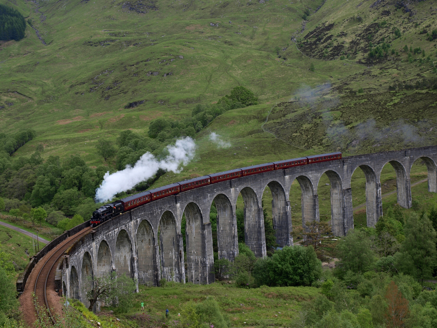 Glenfinnan Viaduct mit dem Jacobite Steam Train