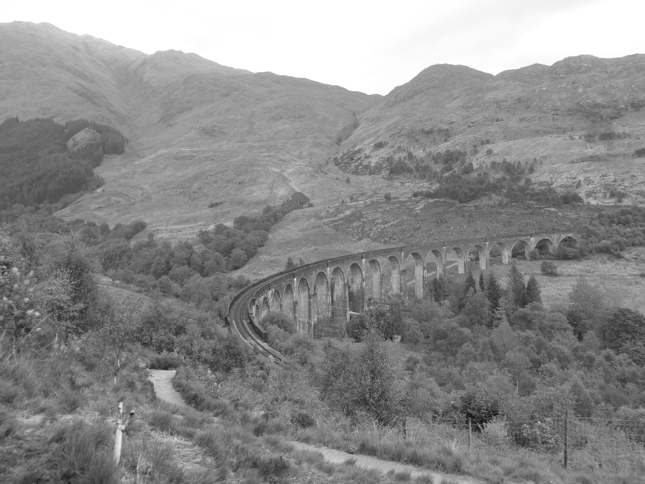 Glennfinnan-Viadukt in schlichtem Schwarz - Weiss