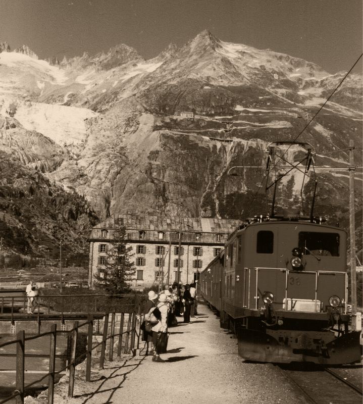 Gletsch - Gleis 1 - Schnellzug nach Brig