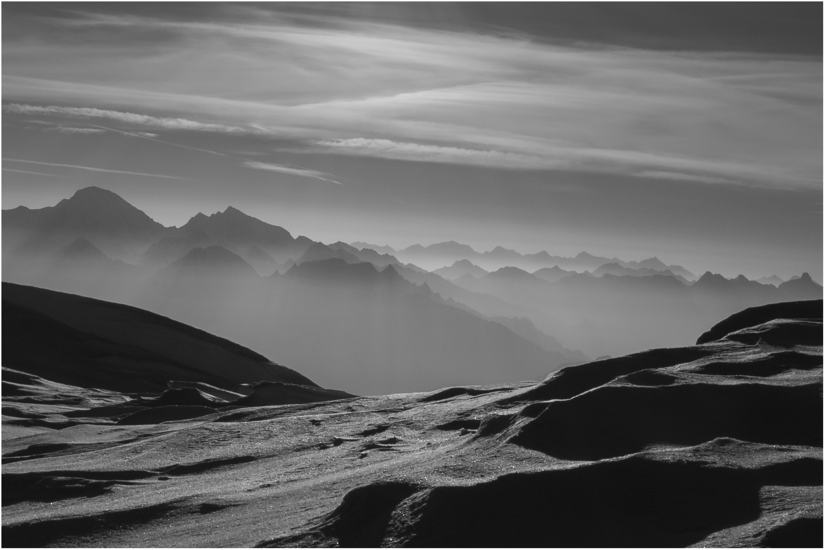 Gletscher mit Bergen im Morgendunst