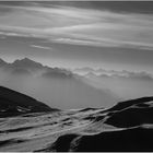 Gletscher mit Bergen im Morgendunst