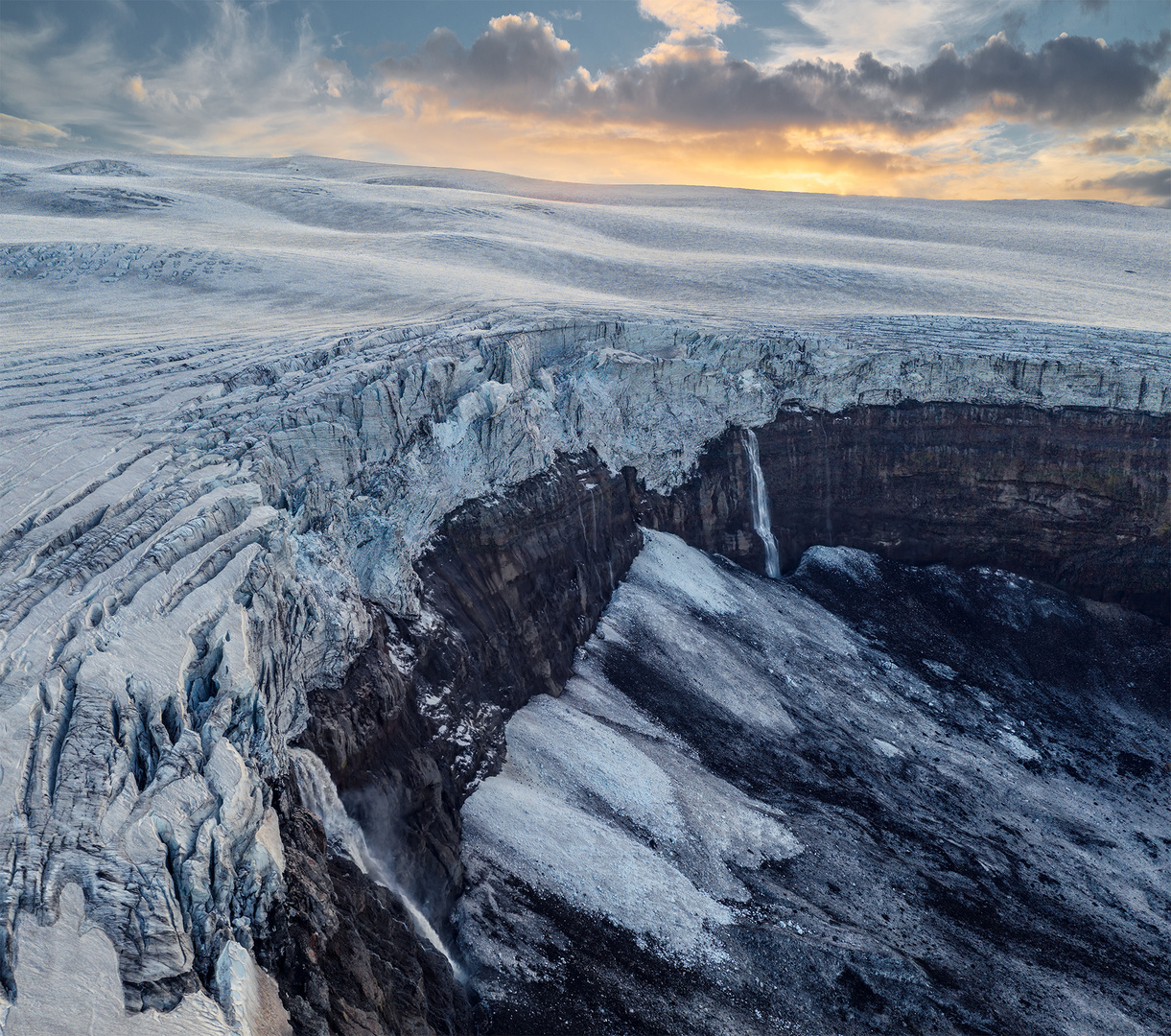 Gletscher mit Wasserfällen