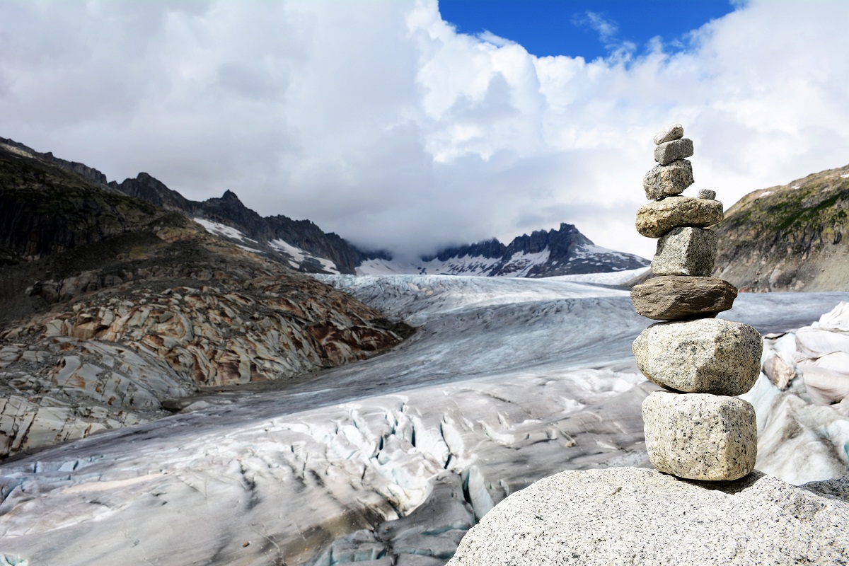 Gletscher und Steinpyramide