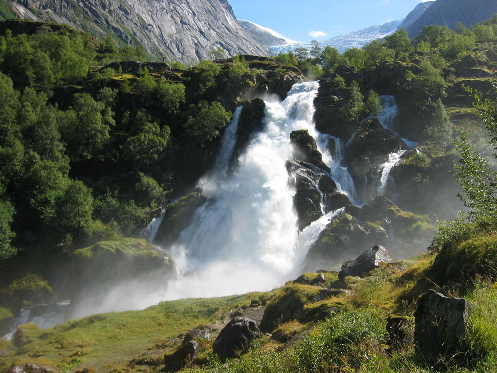 Gletscherfluss vom Briksdalsbreen Gletscher in Norwegen