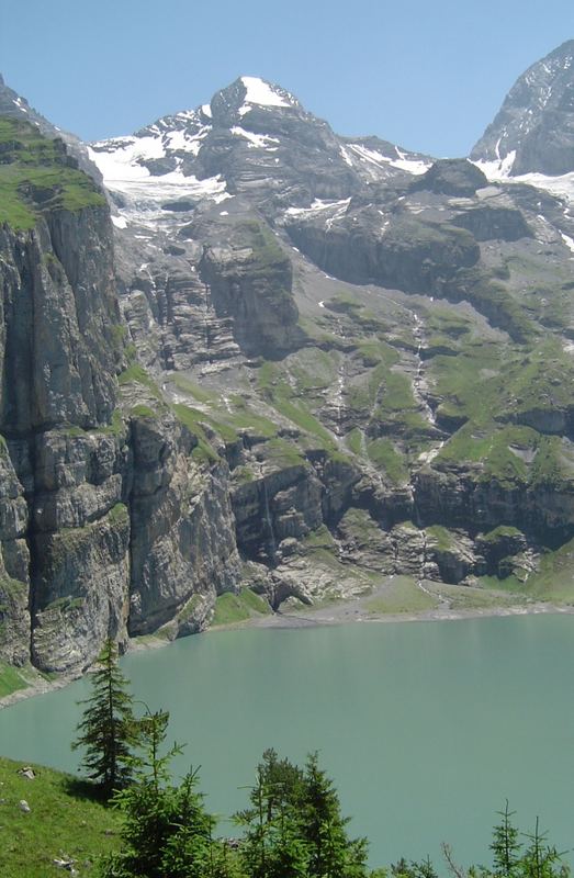 Gletschersee in Bergen und Gletschern