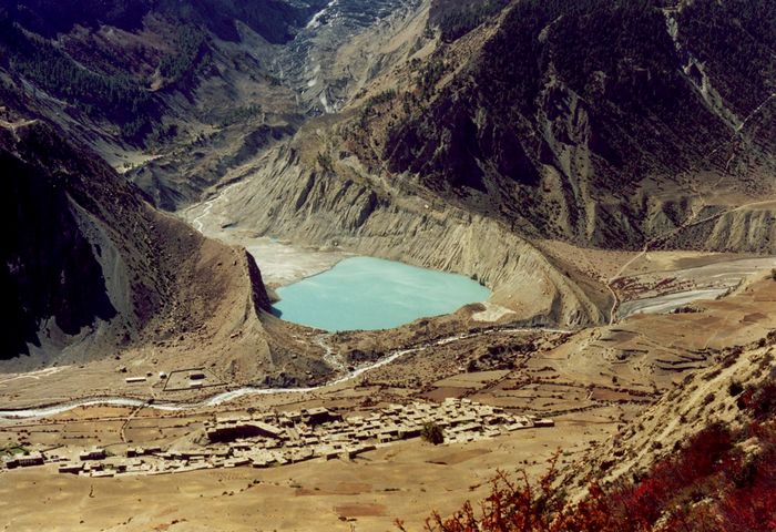 Gletschersee in wüstenähnlicher Umgebung / Nepal