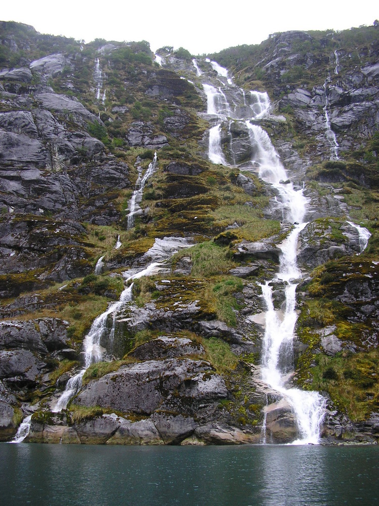 Gletscherstreams in der Fjordlandschaft Süd-Chiles