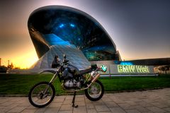 Gletter BMW G/S vor der BMW Welt III