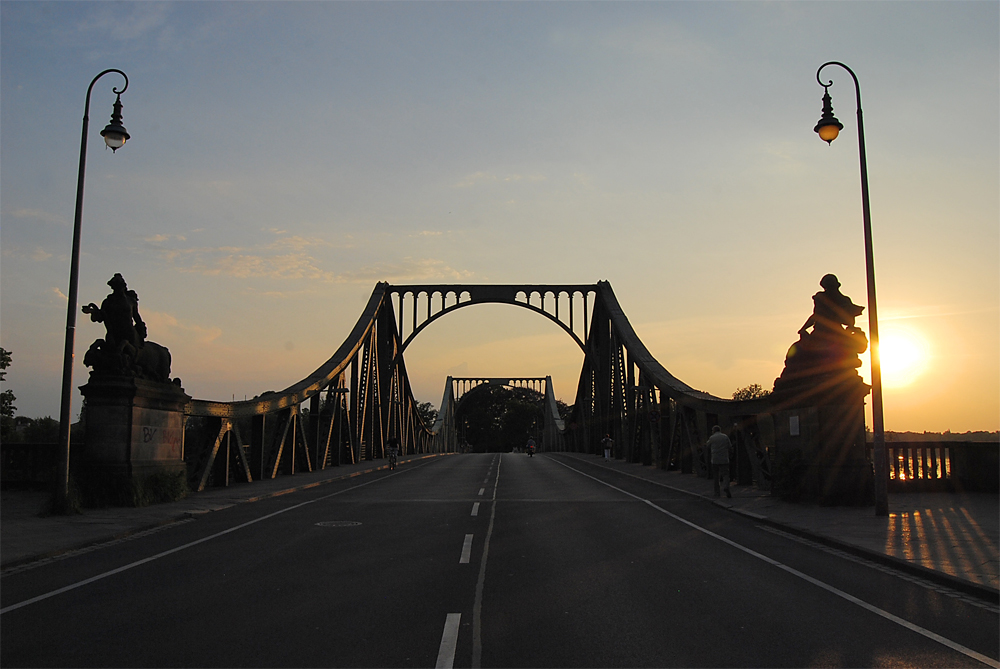 Glienicker Brücke am Abend