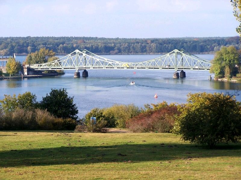 Glienicker Brücke,-links Potsdam,rechts Berlin.