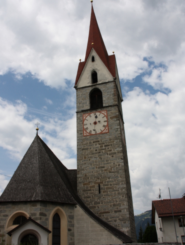 Église au toit rouge en Italie