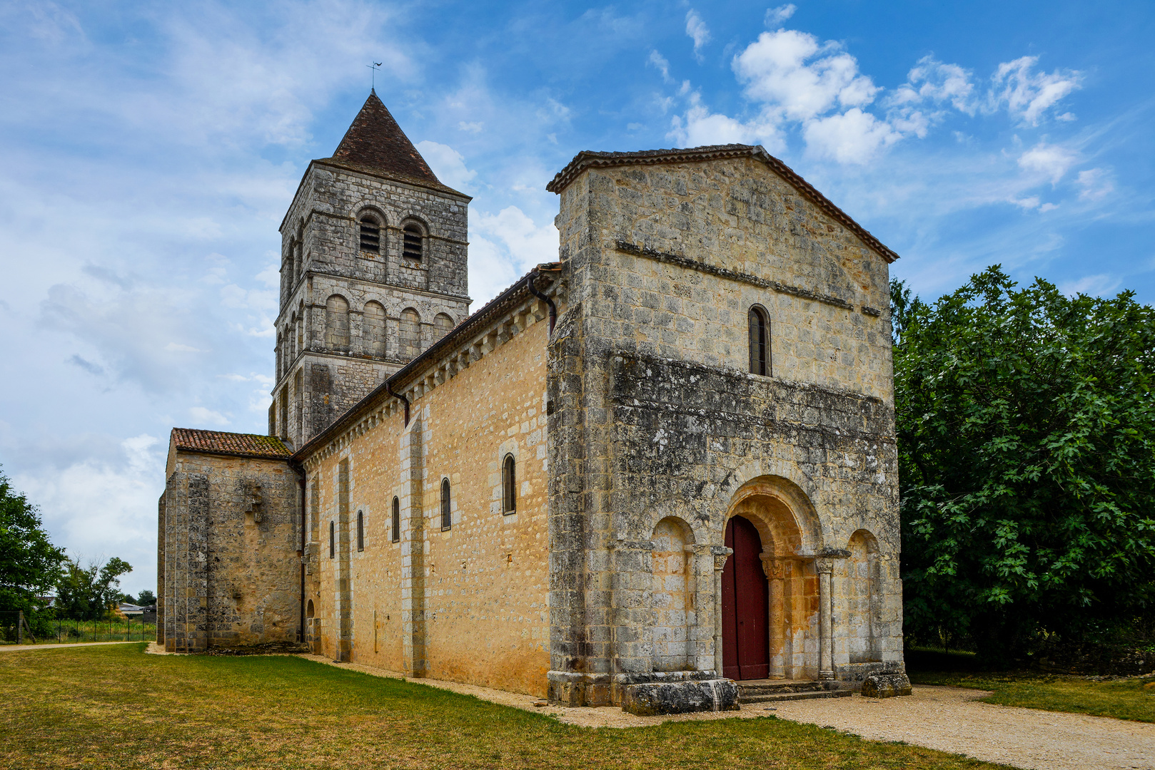 Église Saint-Robert 01