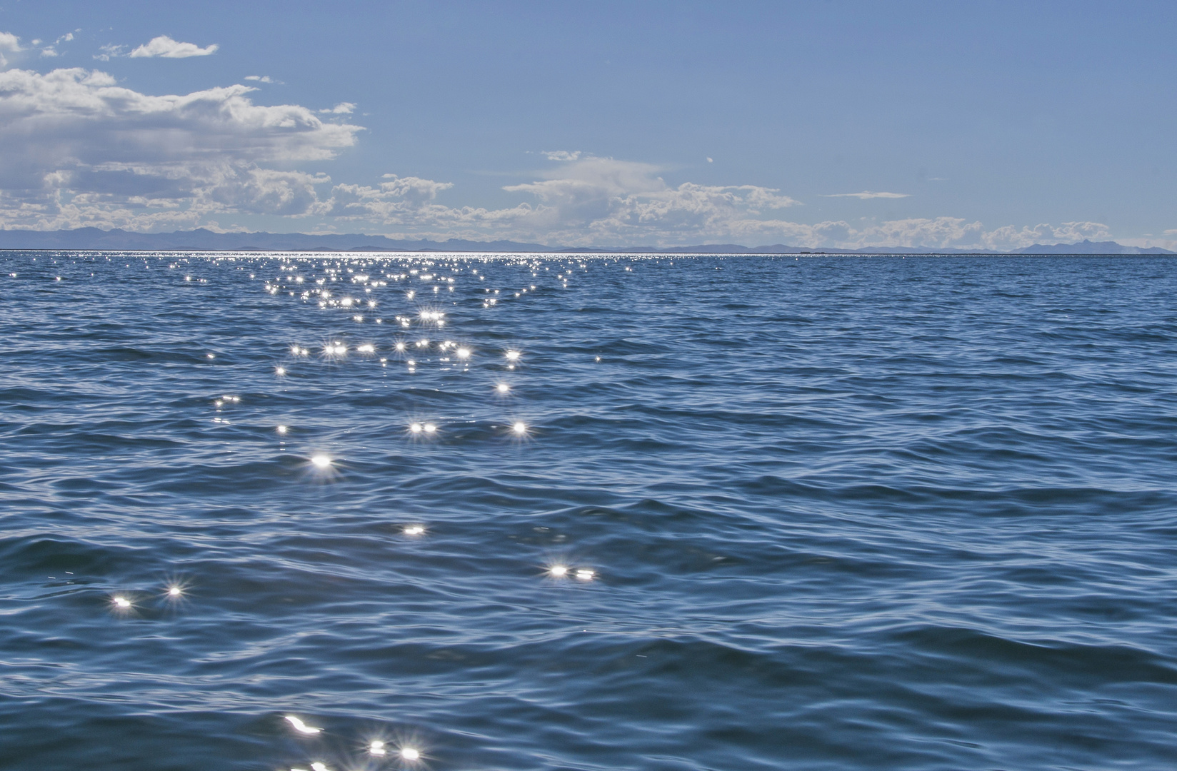 glitzernde Sonnenstrahlen auf dem Titicaca-See