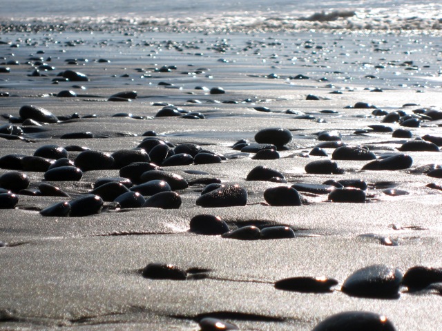 Glitzernde Steine am Strand