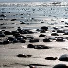 Glitzernde Steine am Strand