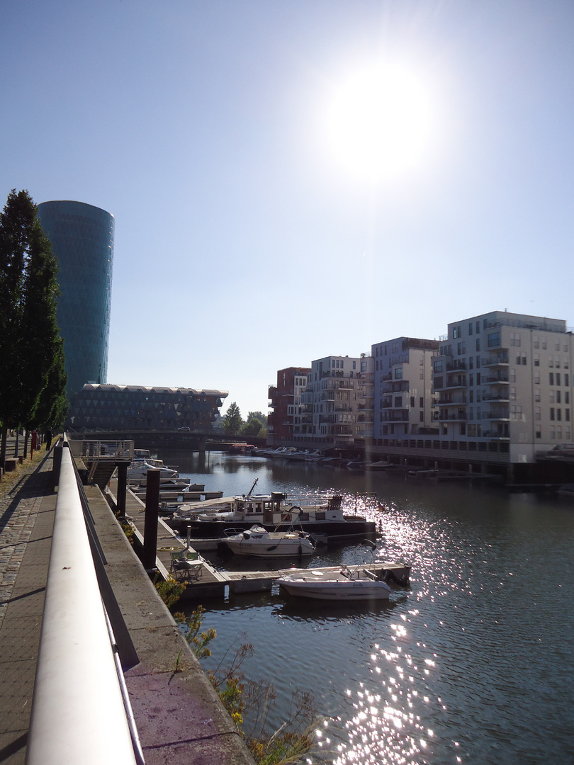 Glitzernder Skyline-Hafen