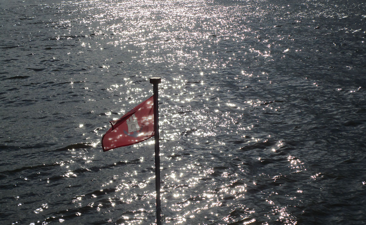 glitzerne Elbe in Hamburg