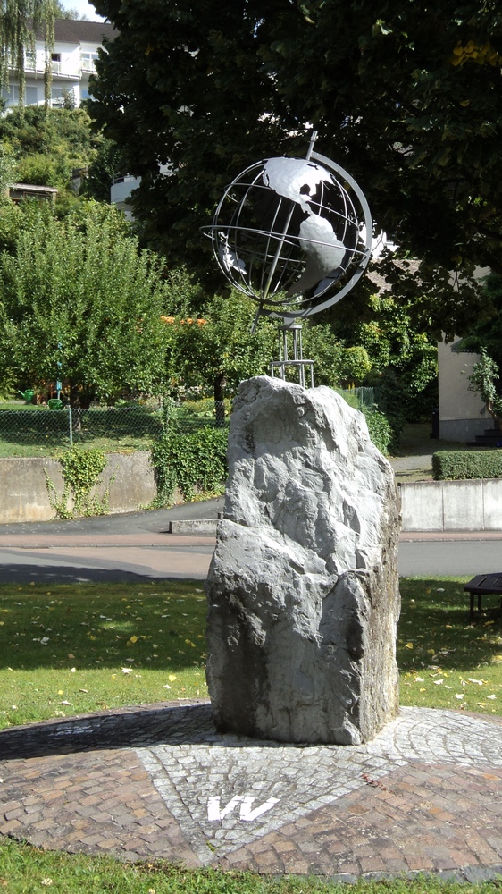 Globus auf Hinkelstein in Fachingen