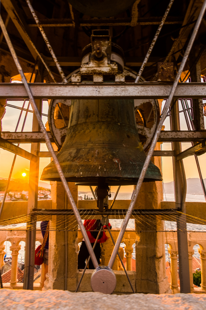 Glocke im Sonnenuntergang