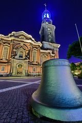 Glocke vor Michel (St. Michaelis Kirche) - Blue Port 2014 (Exposure Blending)