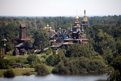 Glocken-Palast und russische Stabkirche