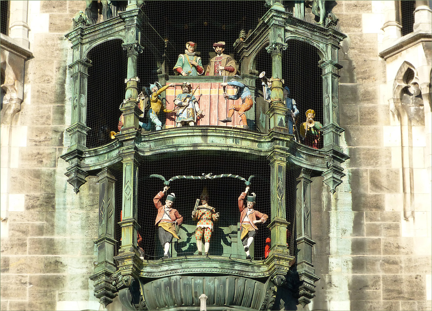 GLOCKENSPIEL RATHAUS MÜNCHEN MIT SCHÄFFLERTÄNZER