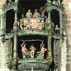 GLOCKENSPIEL RATHAUS MÜNCHEN MIT SCHÄFFLERTÄNZER