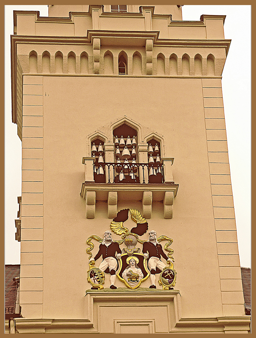 Glockenspiel und Stadtwappen