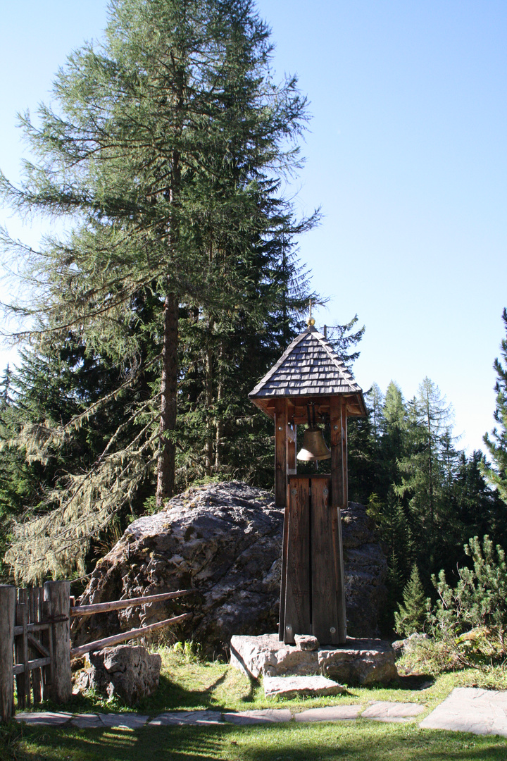 Glockentürmchen im Wald