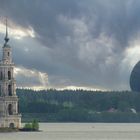 Glockenturm der gefluteten Nikolaus-Kathedrale in Kaljasin