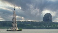 Glockenturm der gefluteten Nikolaus-Kathedrale in Kaljasin