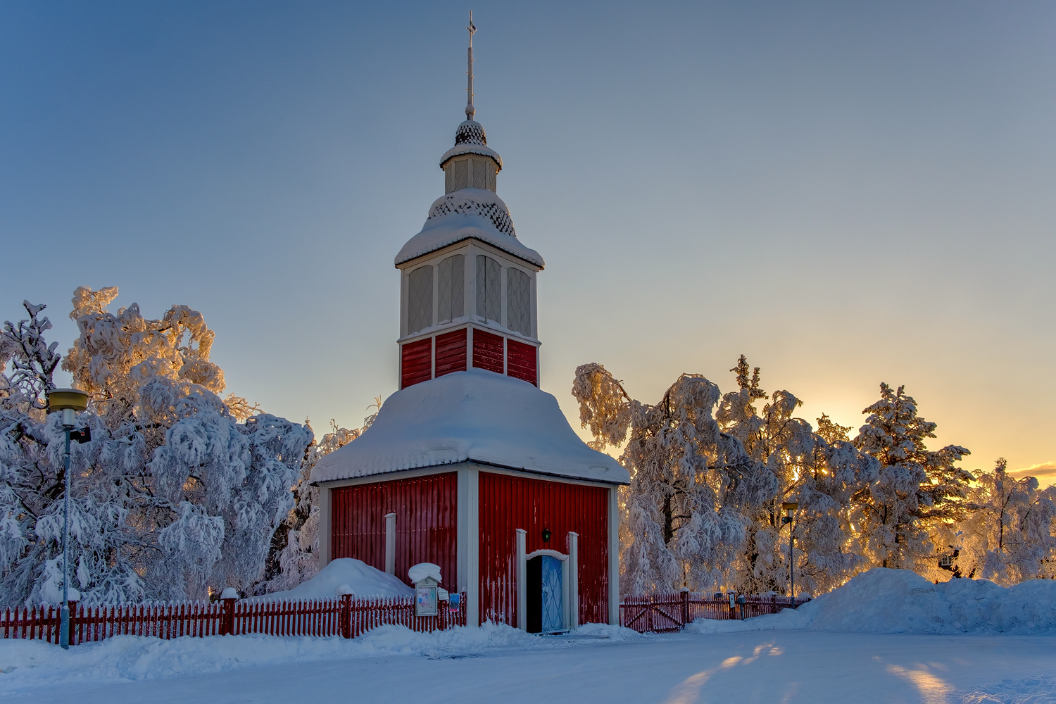 Glockenturm der Kirche von Jukkasjärvi 